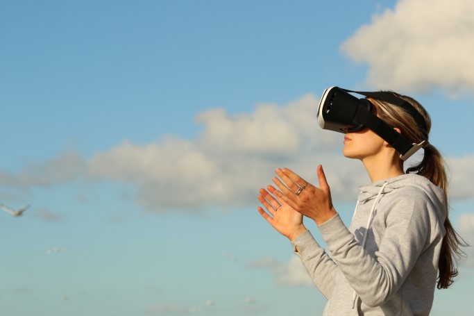 From Trend to the New Normal – Virtual Reality Taking Root in 2018 [5 Reading Tips]